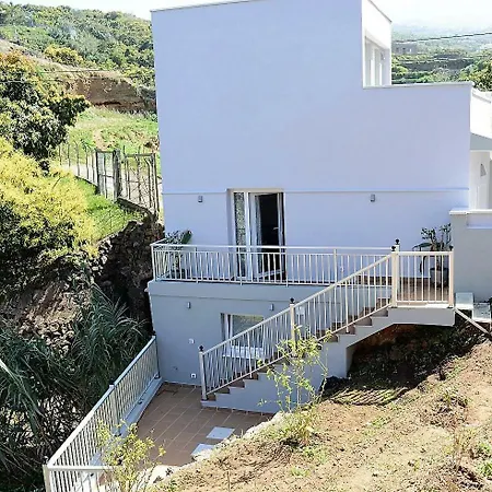 Newly Renovated Rural House Sea & Mountain Views Ferienhaus *